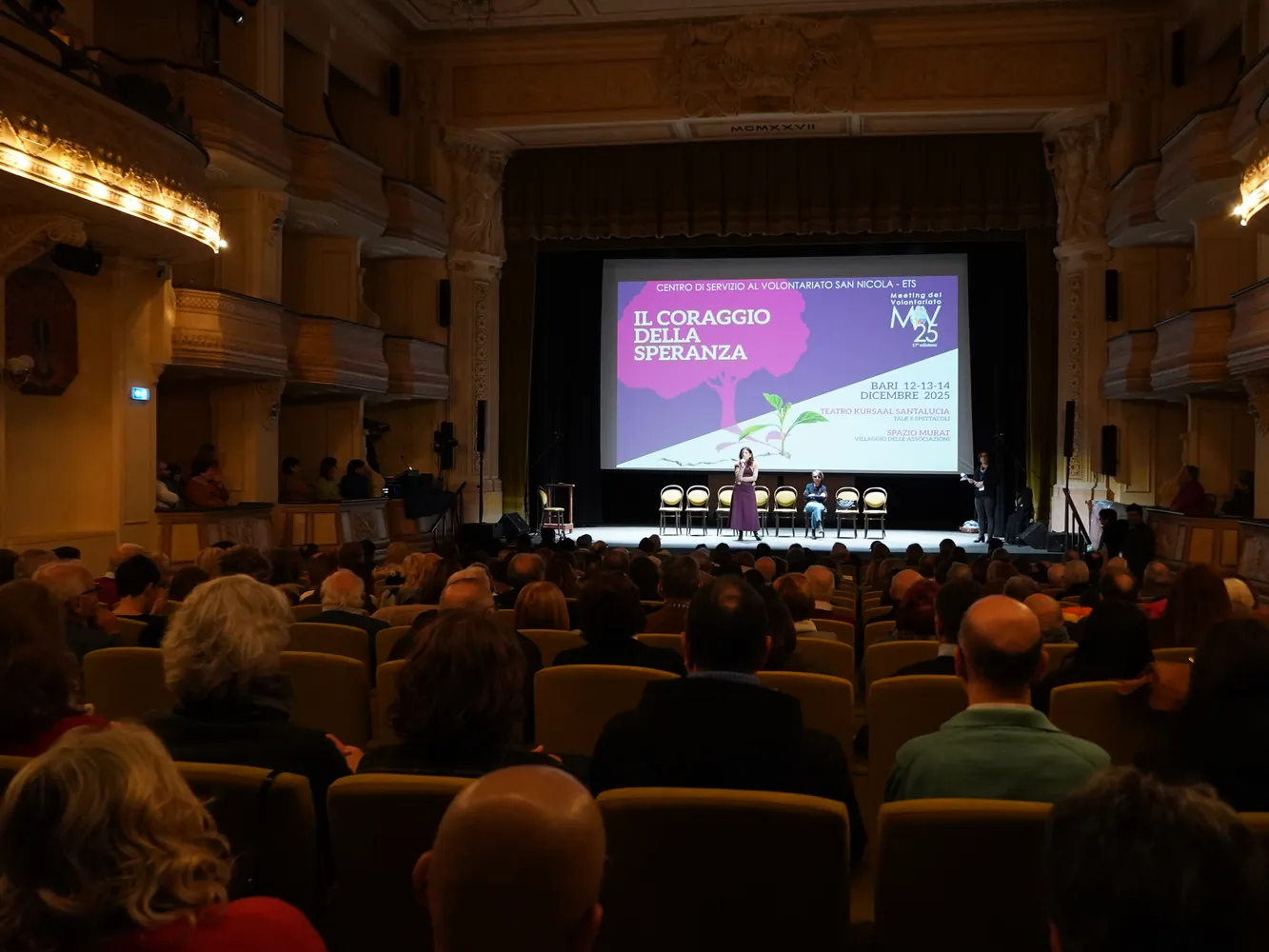 Pubblico del Tetro Kursaal Santalucia - Foto dello Spettacolo “Social Fest!” con Antonio Stornaiolo - Meeting del Volontariato 2025 "Il Coraggio della Speranza" 14 Dicembre 2025 ore 17:00